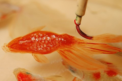 Vẽ tranh cá 3D bằng epoxy là một hình thức nghệ thuật mới lạ, có độ sáng tạo cao và rất thích hợp để trang trí không gian sống. Hình ảnh các con cá được tái hiện với độ chân thực cao sẽ khiến bạn cảm thấy như đang lặn dưới đáy biển.